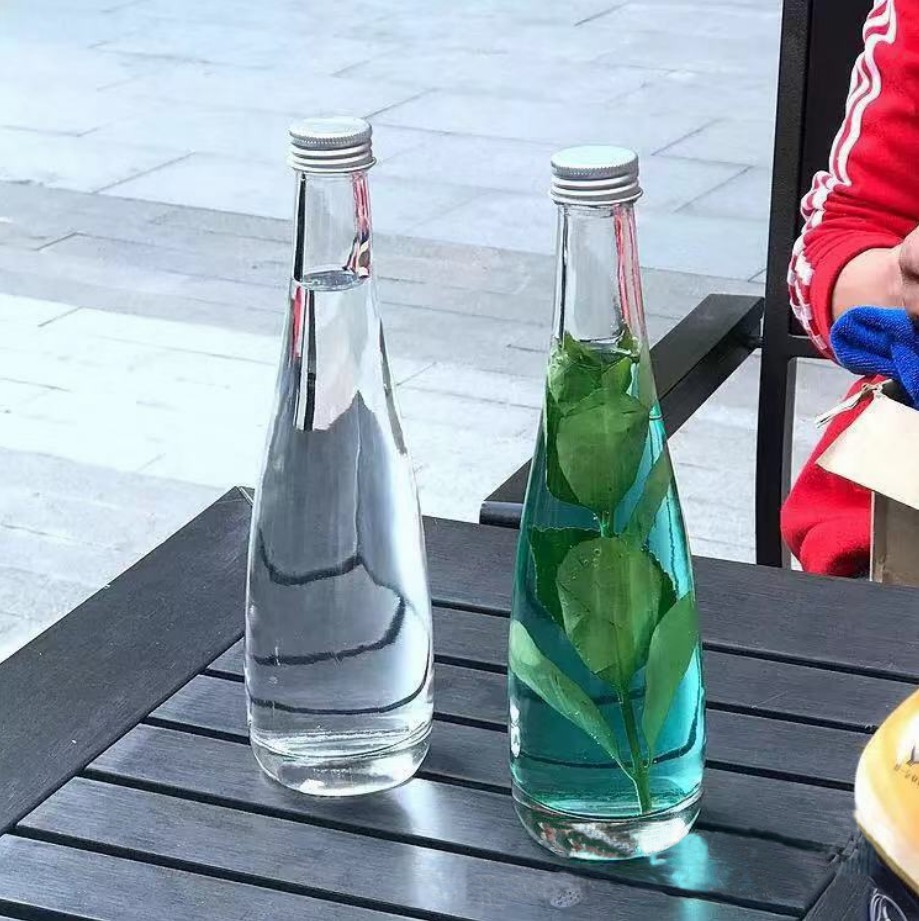 Botellas de agua de vidrio de 500 ml para agua mineral con tapas